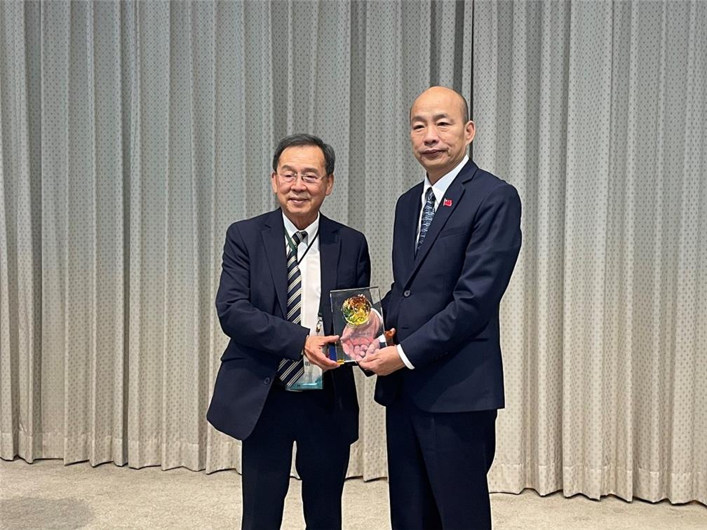 The representative of the delegation, Council Member of the Overseas Community Affairs Council (OCAC), Mark Law presented a commemorative gift to President of Legislative Yuan Daniel K.Y. Han (on the right side).