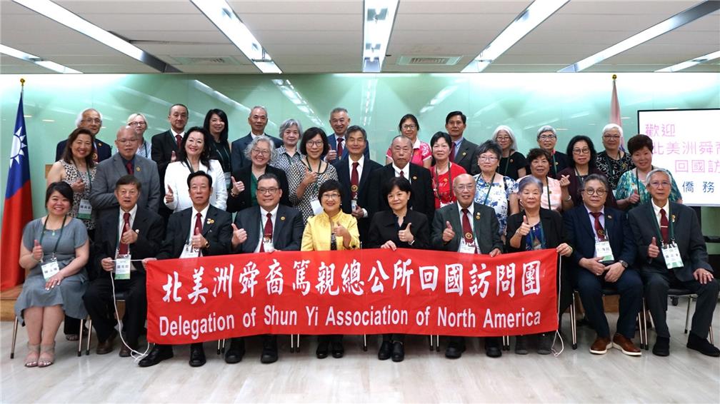 Group photo with the Minister of the Overseas Community Affairs Council Hsu, Chia-Ching (fifth from the left, front row).