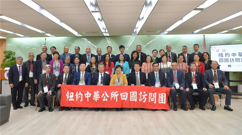 Group photo with the Minister of the Overseas Community Affairs Council Hsu, Chia-Ching (fifth from the left, front row).
