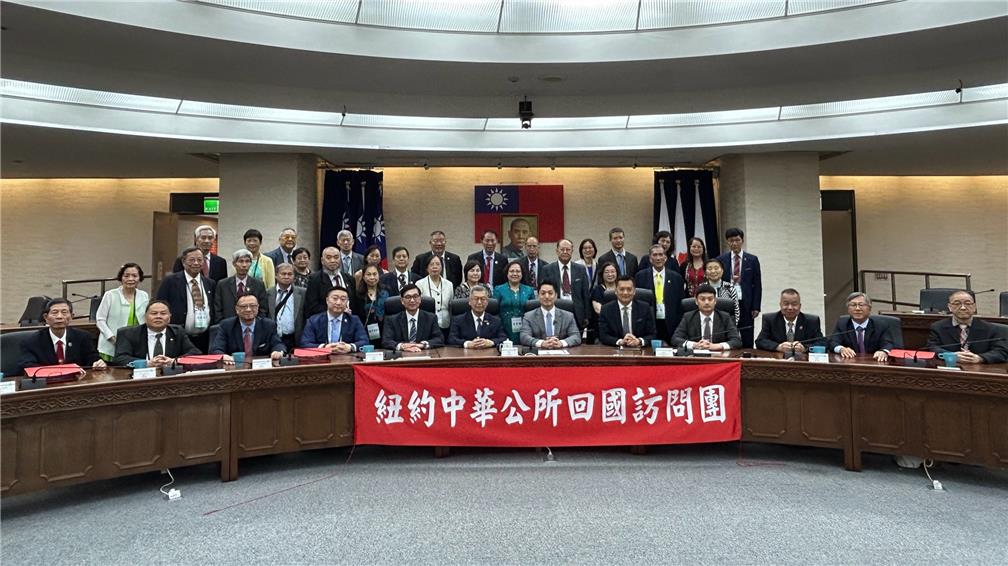 Group photo with the Mayor of Taipei City Chiang, Wan-An (sixth from the right, front row).