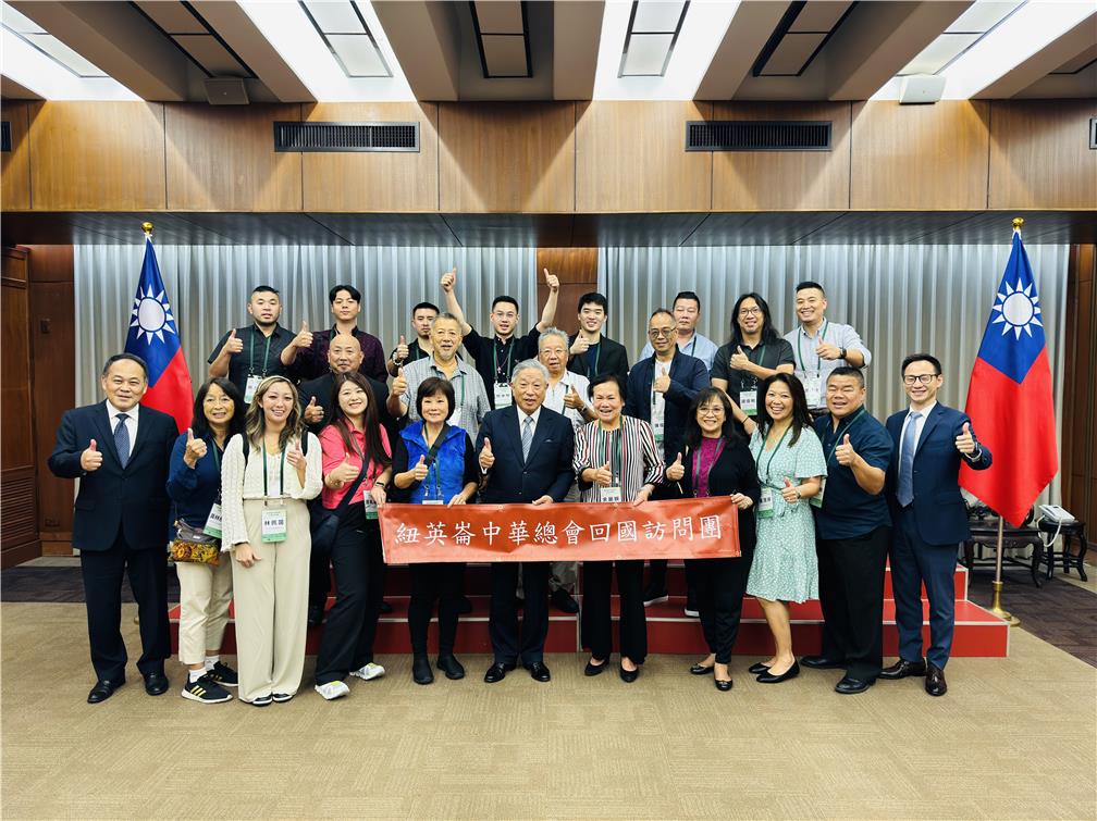 Group photo with the Deputy Minister of Foreign Affairs Tien, Chung-kwang (middle, front row).