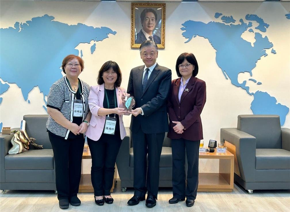 President Ms. Gui-Ling Chen of TAAUSA presented a souvenir, the 