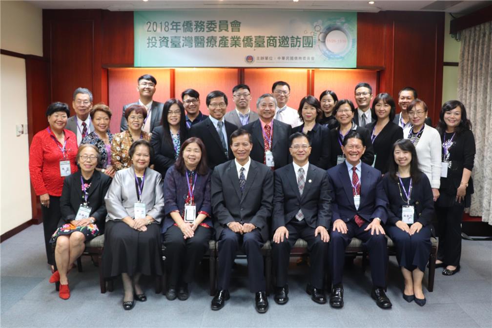 Kao Chien-chih (middle, front row), Wong Shu-hwa (third from right, front row) and Program participants pictured together