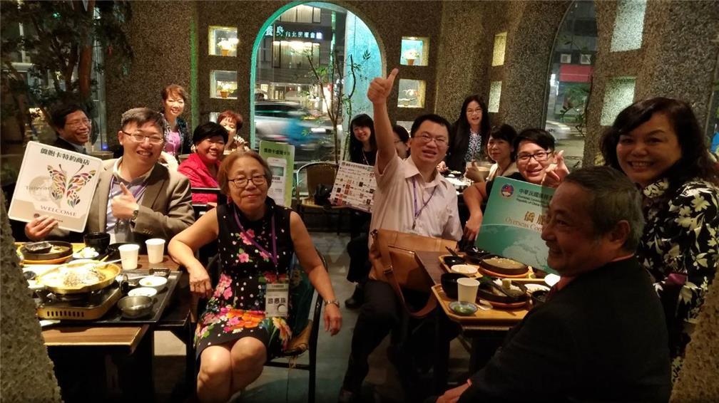 Program participants dined at an Overseas Compatriot Card specially-engaged restaurant on November 26