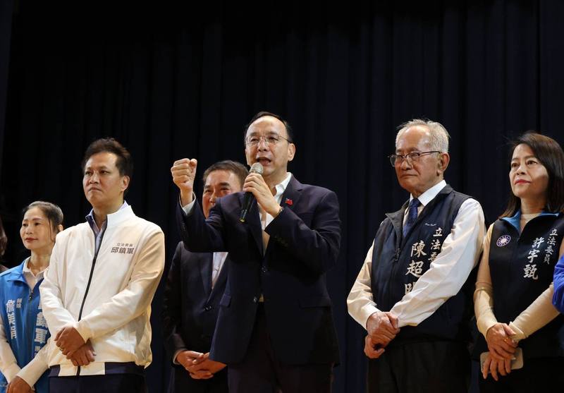 Kuomintang Chair Eric Chu (center) speaks at the party's briefing in Miaoli County on Saturday. CNA photo March 22, 2025
