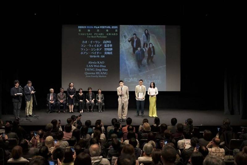 Alexia Kao (高伊玲, right on stage) and Tseng Jing-hua (曾敬驊, third right on stage) who are among four Taiwanese actors named the winners of the the prestigious Yakushi Pearl Award at the Osaka Asian Film Festival receive the award on Sunday for their perform