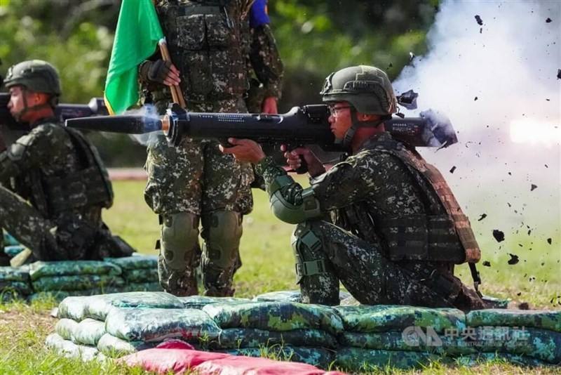Conscript test Taiwan-made man-portable launchers during a media event in Tainan, southern Taiwan in November last year. CNA file photo