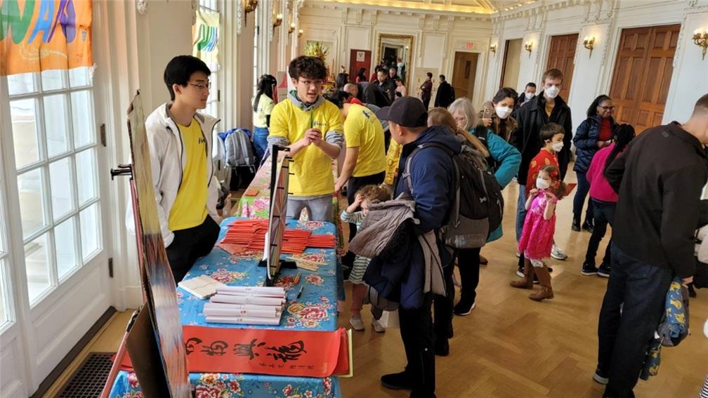 FASCA members introduced the customs of Lantern Festival to the local community.