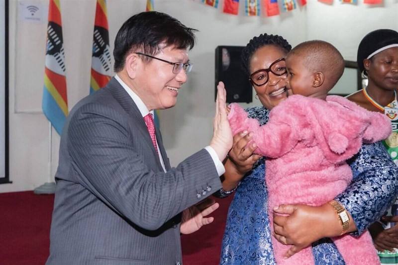 Foreign Minister Lin Chia-lung (left) on Wednesday meets an Eswatini baby girl named "Taiwan" during his visit to the African country. Photo courtesy of the Ministry of Foreign Affairs