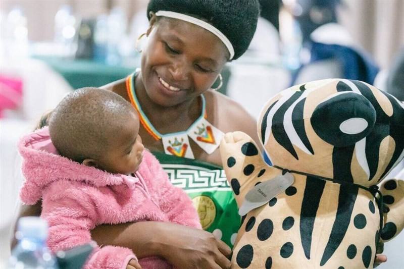Foreign Minister Lin Chia-lung presents Eswatini baby girl "Taiwan" (dressed in pink) with a gift of a leopard cat-shaped pillow that featured the critically endangered endemic species in Taiwan. Photo courtesy of the Ministry of Foreign Affairs