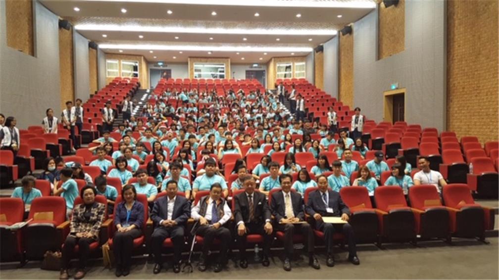 Deputy Minister Leu, President of the Malaysian-Chinese Youth Counseling Association Sik Lin Chuan and all participants group picture