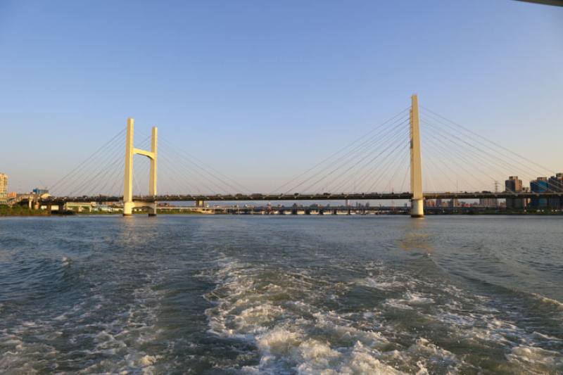 From the river, we gain a fresh view of Taipei’s various buildings and landmarks. This photo shows Chongyang Bridge across the Tamsui River.​​