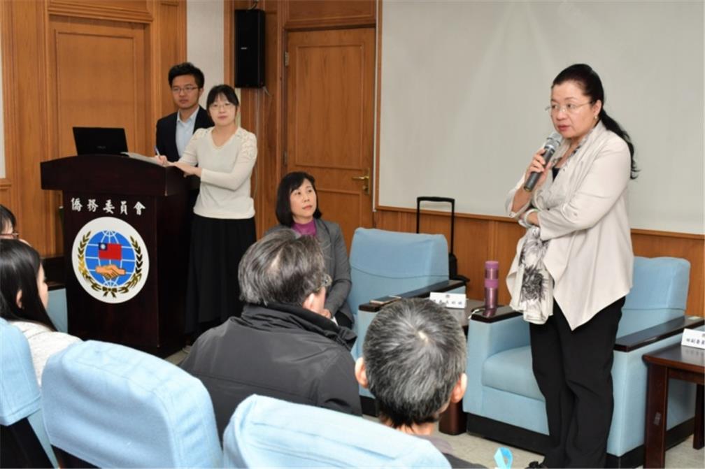 Deputy Minister Chiu-Chin Tien (right) indicates that annually, the OCAC selects teachers of Taiwanese culture to teach overseas, so that overseas compatriot students could learn traditional folk arts, and experience Taiwan's magnificent diverse culture.