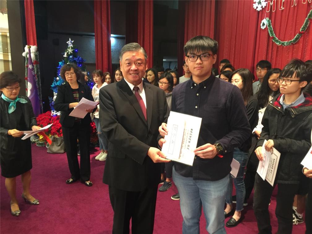 The OCAH held the 2018 Overseas Compatriot Student Scholarship Award Ceremony on December 15 at Taipei Hero House; around 50 overseas compatriot students went on to the stage to collect their scholarship.