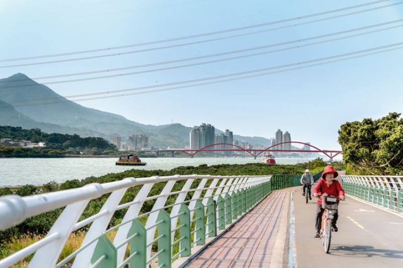 The banks of the Tamsui River offer many recreational venues where Taipei residents and visitors can stroll or cycle.​​
