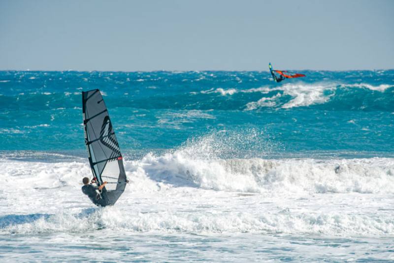 The world-class waves brought by the Northeast Monsoon attract top-tier windsurfers from around the world to compete in Taitung.
(photo by Lin Min-hsuan)​​