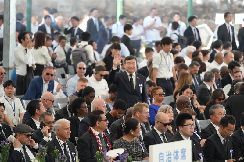 Taiwan’s top representative to Japan Lee I-yang (standing and waving). CNA photo Aug. 6, 2025