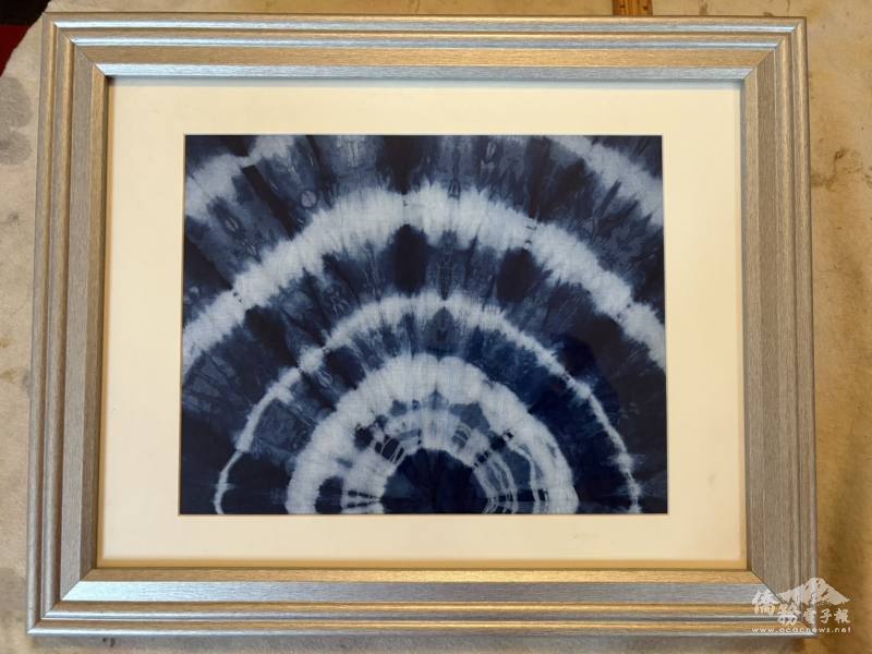 FASCA presenting Congresswoman Meng with a hand-dyed Hakka indigo cloth