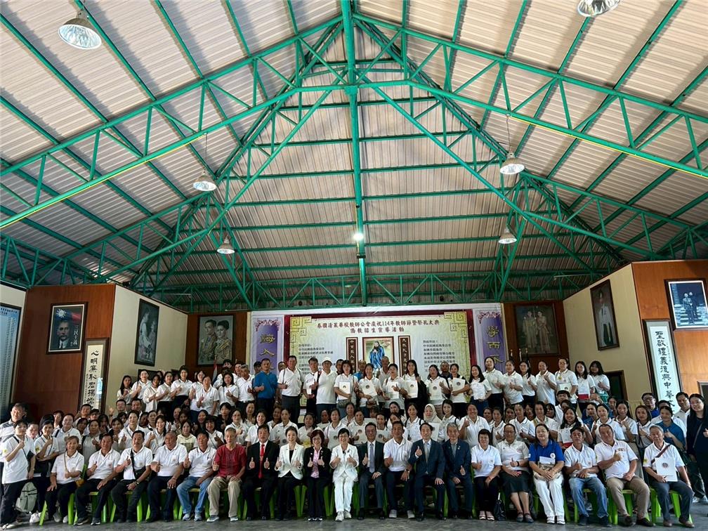 114年泰國清萊地區獲頒教師獎勵教師合影