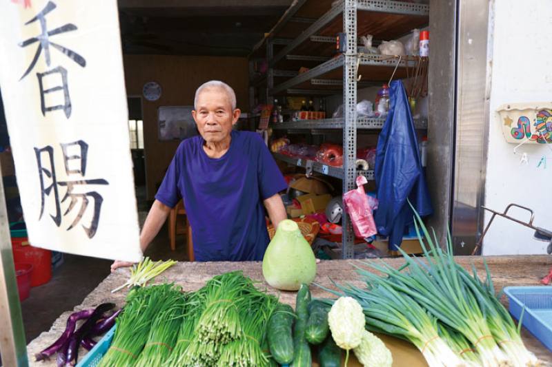 On Gongliao Old Street, residents proudly set up stalls in front of their houses to sell fresh local produce.​​
