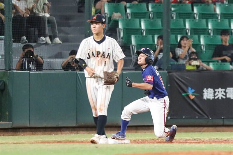 Taiwanese batter Chen Bo-you (right) makes it to base at the final game on Saturday. Photo courtesy of  the Chinese Taipei Baseball Association Aug. 23, 2025