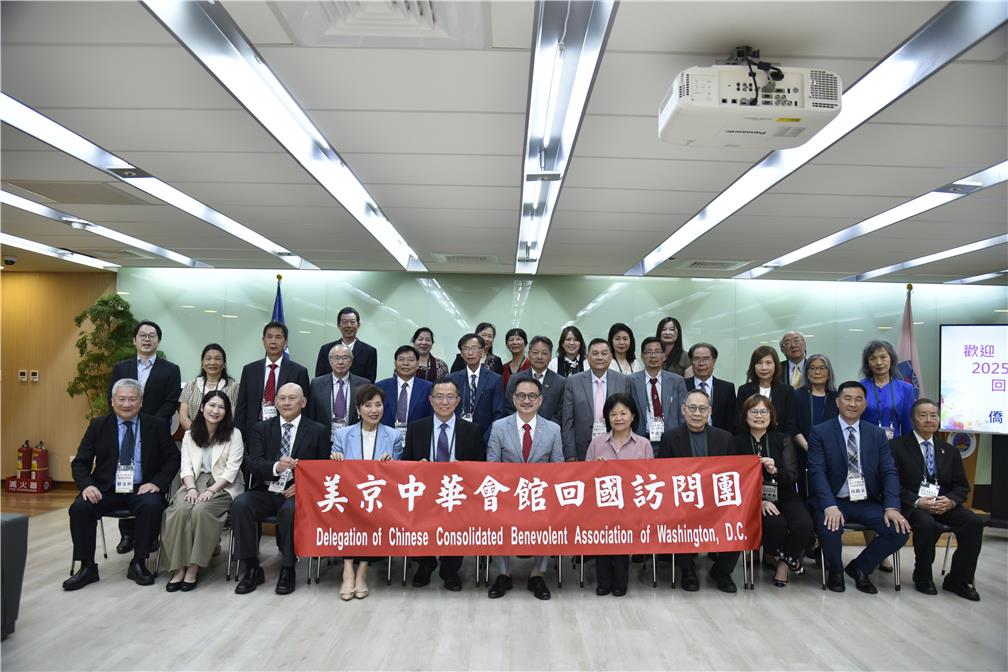 Group photo with Deputy Minister Jhao-Syong Ruan( First row, sixth from the left) of the Overseas Community Affairs Council.