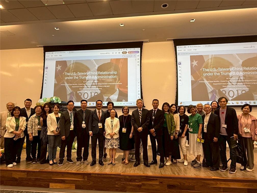 2025年7月3日阮昭雄副委員長（前排左7）於美國賓州West Chester University出席「第54屆美東臺灣人夏令會」，並應邀發表專題演講，暢談當前僑務政策及臺灣優勢，期許不同世代臺美人了解臺灣在世界上居於舉足輕重的地位。