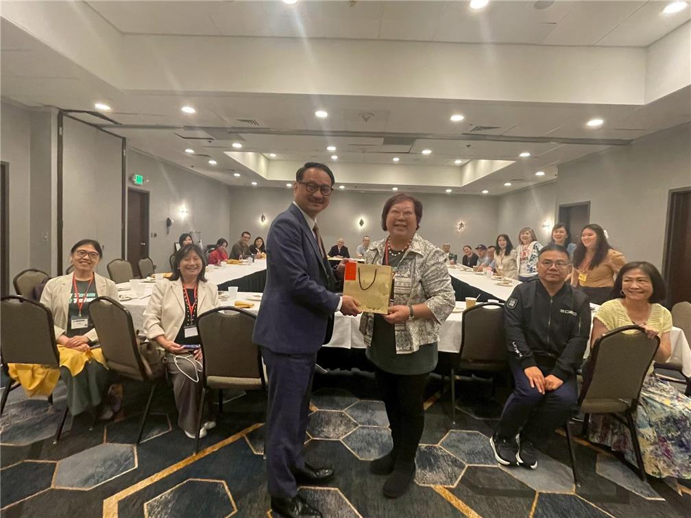 阮昭雄副委員長（前排左）與美三區（美南、美中西、美東南）臺灣同鄉會代表座談，廣泛聽取及回應鄉親關心議題。