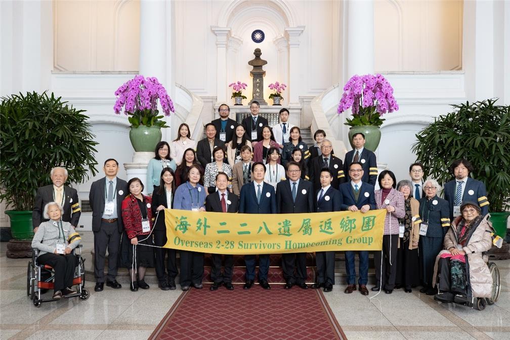 The delegation met with President Ching-Te Lai (8th from left,front row) at the Presidential Palace Hall.