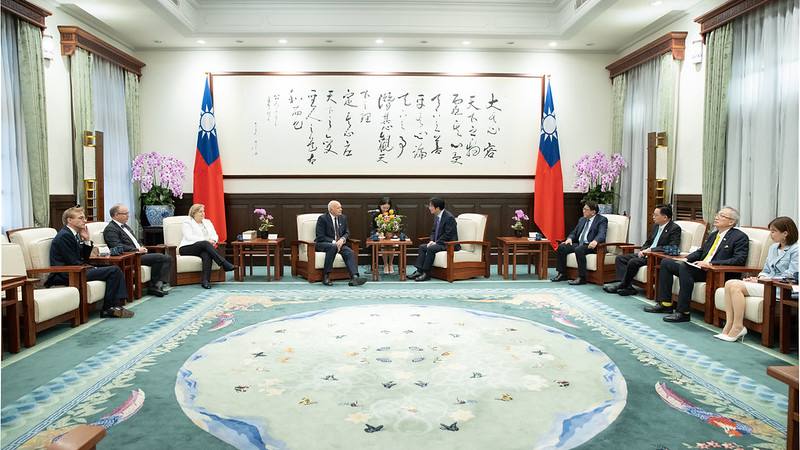 President Lai exchanges views with a delegation from the Inter-Parliamentary Alliance on China.