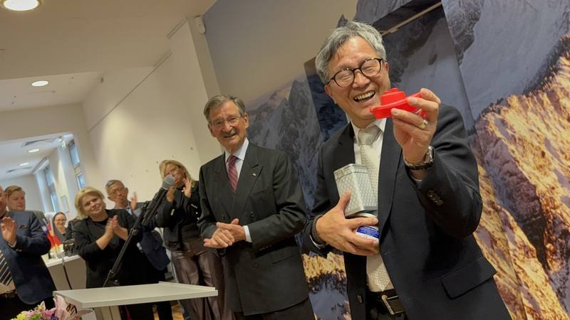 Taiwan's new envoy to the European Union and Belgium Shieh Jhy-wey (first from right) displays a gift at a farewell party held at Taiwan's representative to Germany in Berlin Thursday. CNA photo Aug. 29, 2025