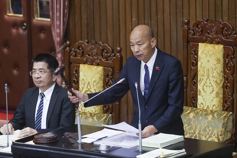 Legislative Speaker Han Kuo-yu strikes the gavel in Taipei on Friday. CNA photo Aug. 29, 2025