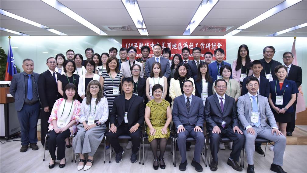 All participants took photo with Hsu, Minister of OCAC at the opening ceremony.