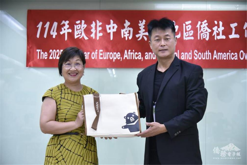 On behalf of OCAC, Hsu presented gift to Tun-Jen Hu, the participant leader of the seminar.