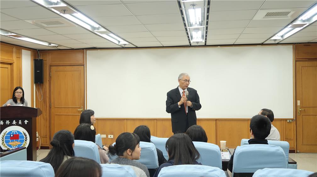 Chang Liang-Min, OCAC Chief Secretary, welcomes students and teachers from Yokohama Overseas Chinese School.