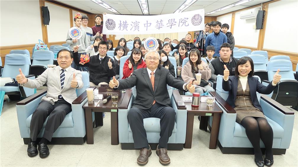 Yokohama Overseas Chinese School students and teachers with Chang Liang-Min, OCAC Chief Secretary (middle in front row).