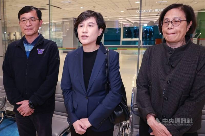 Vice Premier Cheng Li-chiun speaks to reporters at Taoyuan International Airport on Wednesday. CNA photo Oct. 1, 2025