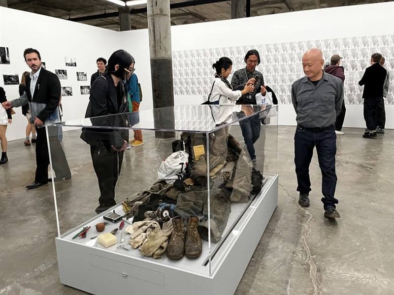 Taiwanese-American performance artist Hsieh Teh-ching (front right) and visitors to the Dia Beacon in New York admire the artist's "Outdoor Piece" in this undated photo. Photo courtesy of the Taipei Cultural Center in New York Oct. 5, 2025