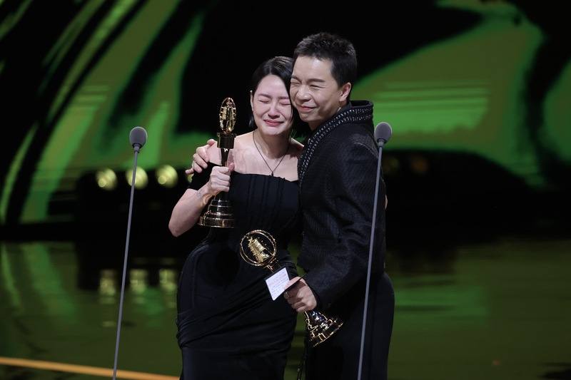 Dee Hsu (left) and her co-host Patrick Liu celebrate after winning the Golden Bell Award for Best Host in a Variety Show in Taipei on Friday. CNA photo Oct. 17, 2025
