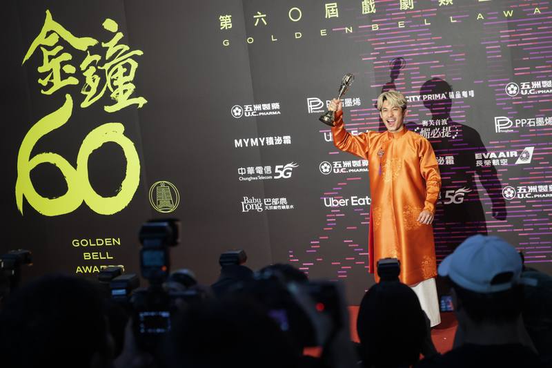 Liên Bỉnh Phát poses for photographers after winning best actor in a television series award for "The Outlaw Doctor" at the 60th Golden Bell Awards. CNA photo Oct. 18, 2025