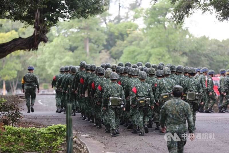 Soldiers march in formation at a military base in Taiwan. CNA file photo