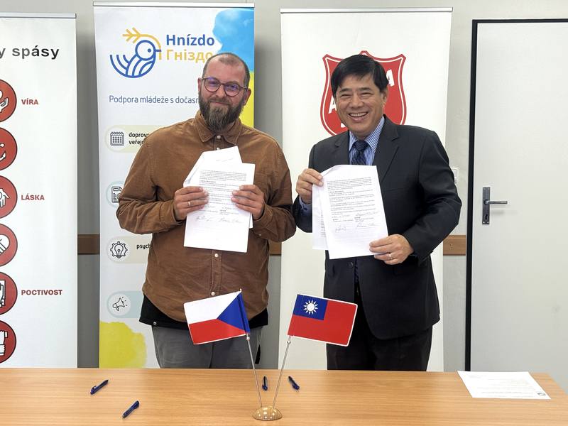 Taiwan's top envoy to the Czech Republic, Remus Chen (right), poses for a photo with Jan Desenský, director of the Czech Salvation Army's Central Bohemian Region, in the Czech Republic on Thursday. CNA photo Oct. 23, 2025
