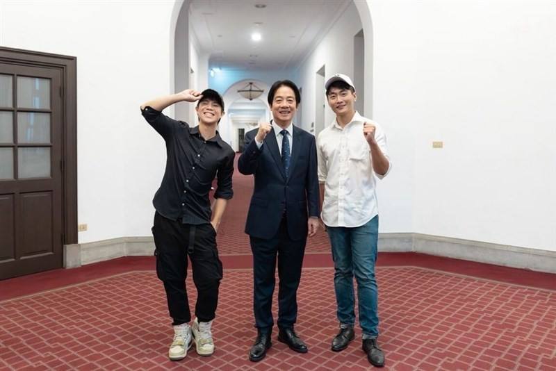 President Lai Ching-te (center) poses with history writer Lee Wen-cheng (right) and YouTuber Lin Chen (left) in Taipei in this undated photo. Photo courtesy of the Office of the President