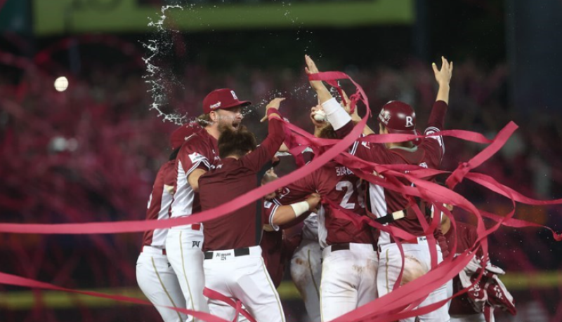 Players of the Rakuten Monkeys celebrate after winning the 2025 CPBL championship in Taichung on Monday. CNA photo Oct. 27, 2025