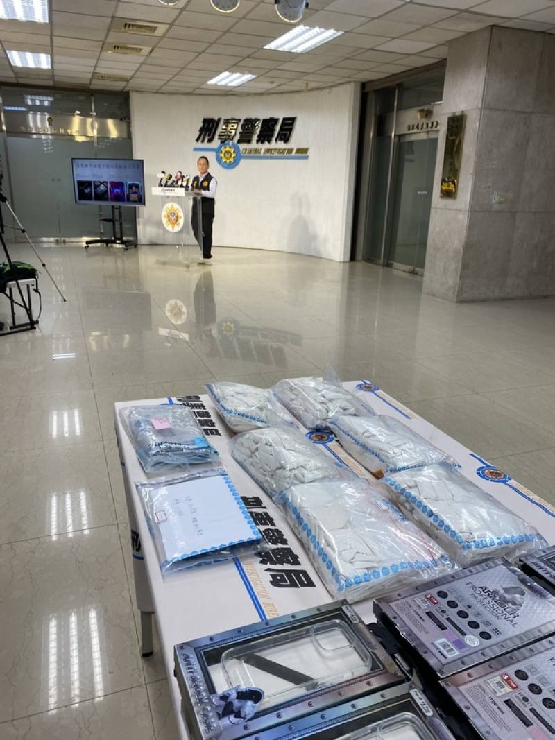 The Criminal Investigation Bureau discovered a batch of heroin hidden inside a phone case that was sent to Keelung City on Tuesday. CNA photo Oct. 28, 2025