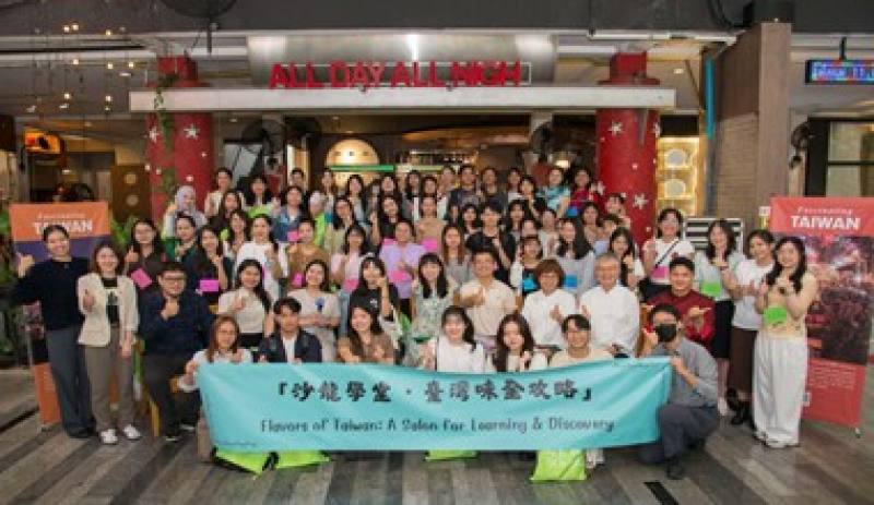 Education Division Secretary Hsueh Yi-han and the participants