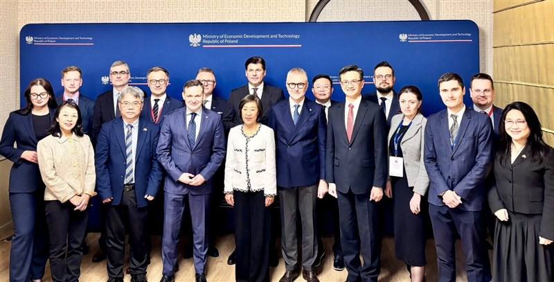 Deputy Economics Minister Cynthia Kiang (front, fourth from left) posed for a photo at the 13th bilateral economic and trade consultation conference in Wrocław on Friday. Photo courtesy of the Ministry of Economic Affairs