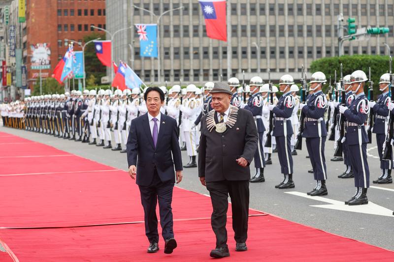 President Lai Ching-te (front left) strides along the red carpet with Tuvaluan Prime Minister Feleti Teo outside the Presidential Office in Taipei on Tuesday. CNA photo Nov. 18, 2025