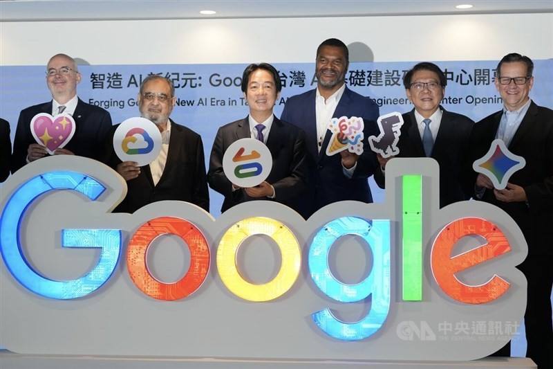 President Lai Ching-te (third left), Presidential Office Secretary-General Pan Meng-an (second right), American Institute in Taiwan Director Raymond Greene (left) and Google Cloud Vice President of Platforms Infrastructure Engineering Aamer Mahmood (secon