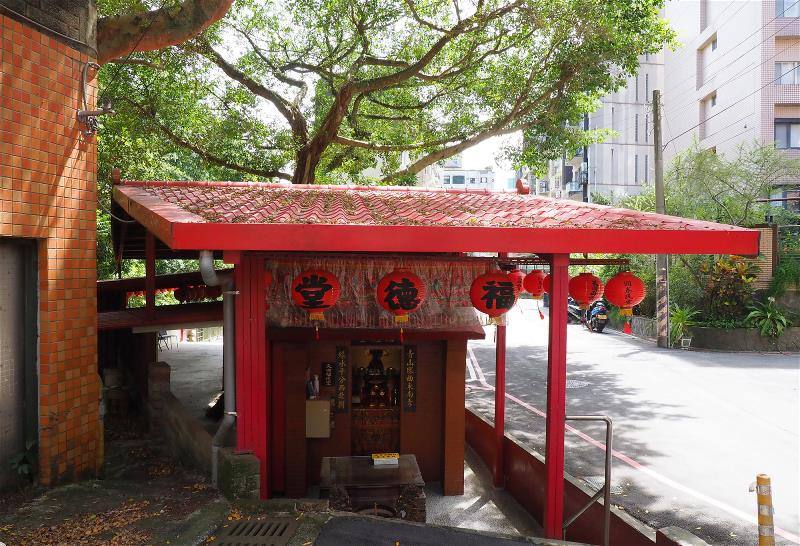 Earth God temples often have no doors, making them more accessible to believers and highlighting this deity’s “down-to earth” character